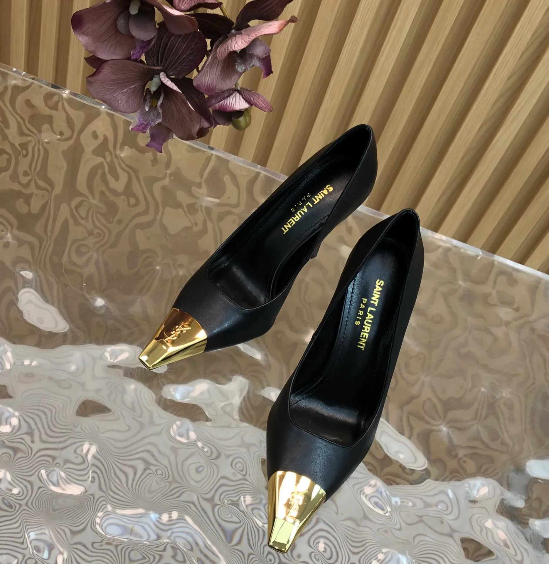 👟👟Ex-factory price 600👟👟 Top quality Saint Laurent/Yves Saint Laurent Lee metal buckle single shoes, YSL sister's beautiful high heels, and the small square toe of the same style as Saint Laurent Rose. The high heels are very good at modifying the foot shape, and the luxurious metal chain. In recent years, SLP has become more and more understanding of women in high heels. It has eliminated the embarrassing design impression of waterproof platform models. YSL's beautiful high heels. Upper: imported patent leather/cowhide. Sole: Genuine leather outsole Heel height approximately: 11cm Size 35-39 (40, 41 customized, non-returnable and non-exchangeable)